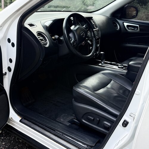 Close-up of the same seat and console, fully detailed